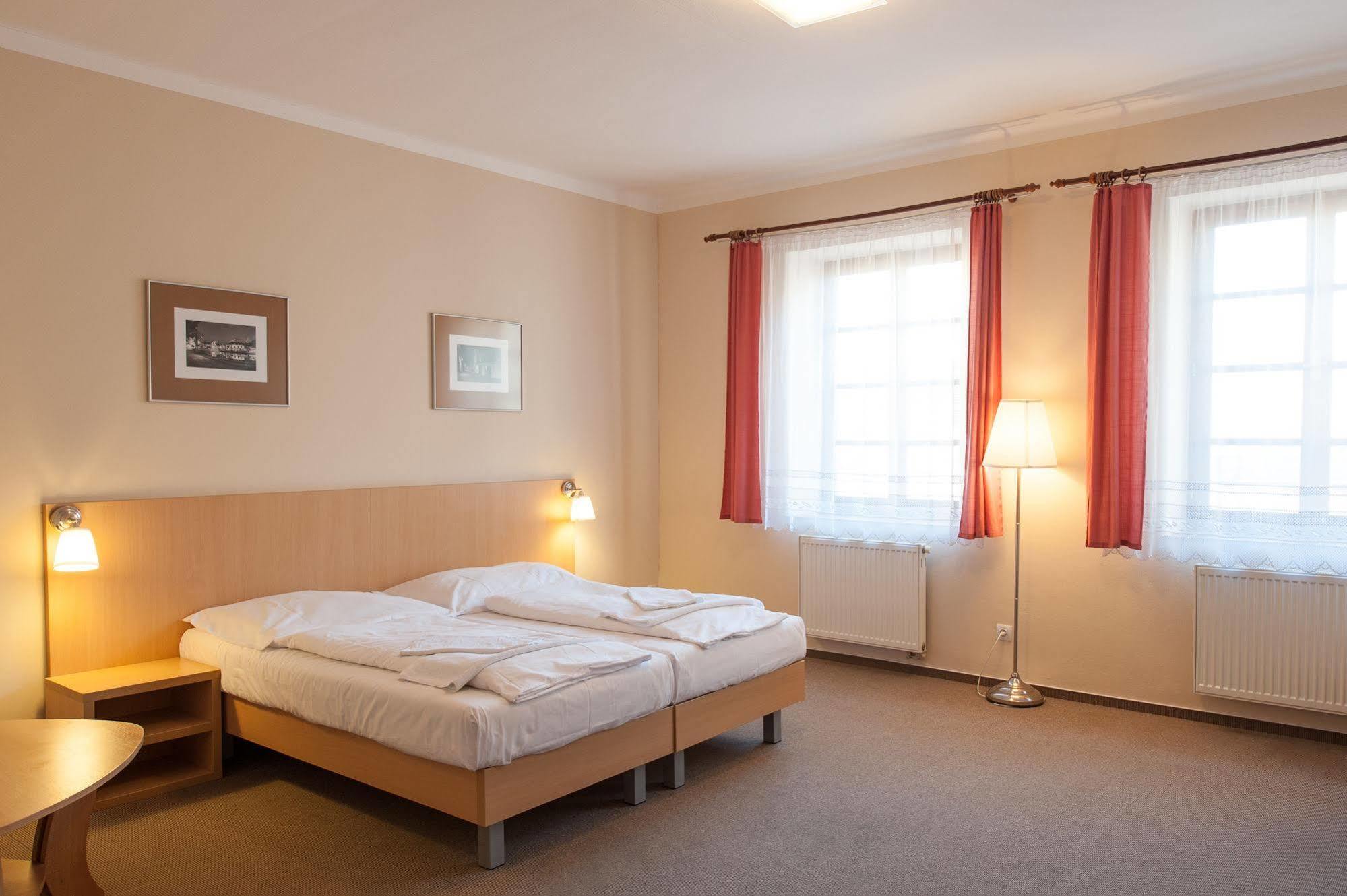 צ'סקה בודיוביצה Hotel V Centru מראה חיצוני תמונה